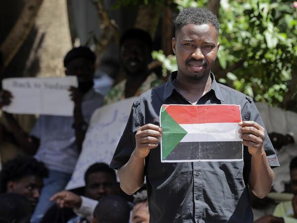 Sudanese workers, who lost their jobs due to the deteriorating economic situation in Lebanon, protest outside their county's embassy in Beirut to demand repatriation, on July 2, 2020. JOSEPH EID / AFP