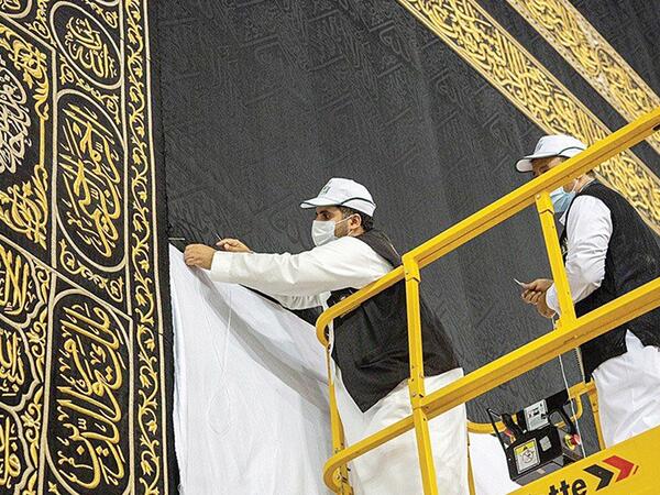 الأصفر أحدها .. 8 ألوان استخدمت لكسوة الكعبة المشرفة