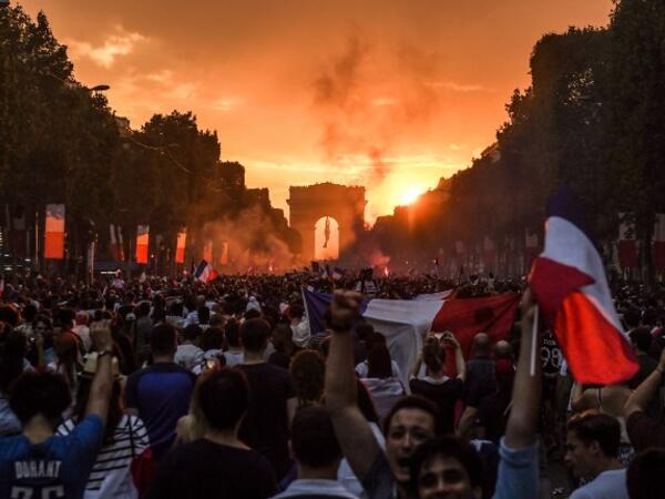 People celebrate France's victory in the Russia 2018 World Cup final football match between France and Croatia, on the Champs-Elysees avenue in Paris on July 15, 2018. 
Eric FEFERBERG / AFP 