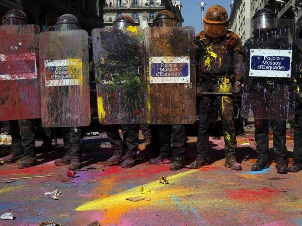 Catalan regional police 'Mossos D'Esquadra' officers covered in paint stand guard after clashing with separatist protesters during a counter-protest against a demonstration in support of Spanish police in Barcelona on September 29, 2018. 
Pau Barrena / AFP