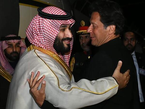 Saudi Arabia's Crown Prince Mohammed Bin Salman warmly welcomed by Pakistan's Prime Minister Imran Khan (Twitter)
