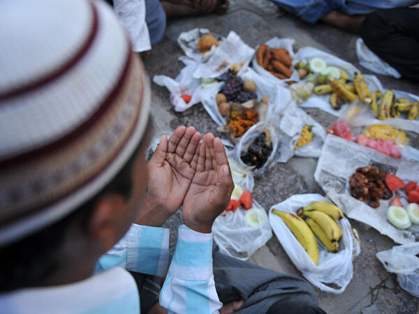 Most Muslims break their fast with fruits, dates and some milk, juice or water. This snack, which is often taken before the maghreb prayer, provides quick energy and reflects the chosen snack of the Prophet Muhammad (PBUH).