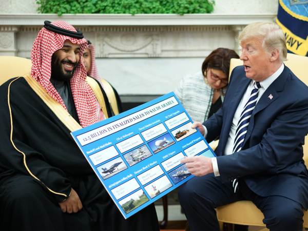 U.S. President Donald Trump (R) looks at a defense sales chart with Saudi Arabia's Crown Prince Mohammed bin Salman in the Oval Office of the White House on March 20, 2018 in Washington, DC.  (MANDEL NGAN / AFP)