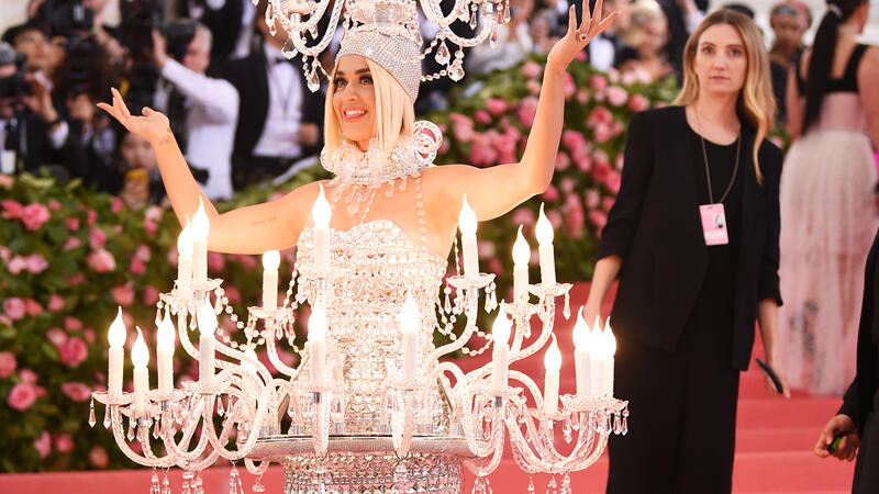 Katy Perry S Met Gala Chandelier Dress Weighs 18 Kg Al Bawaba Watch katy perry arrive as a chandelier! met gala chandelier dress weighs 18 kg