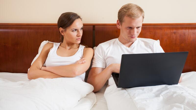 أسباب انشغال الزوج عن زوجته وهي عروس