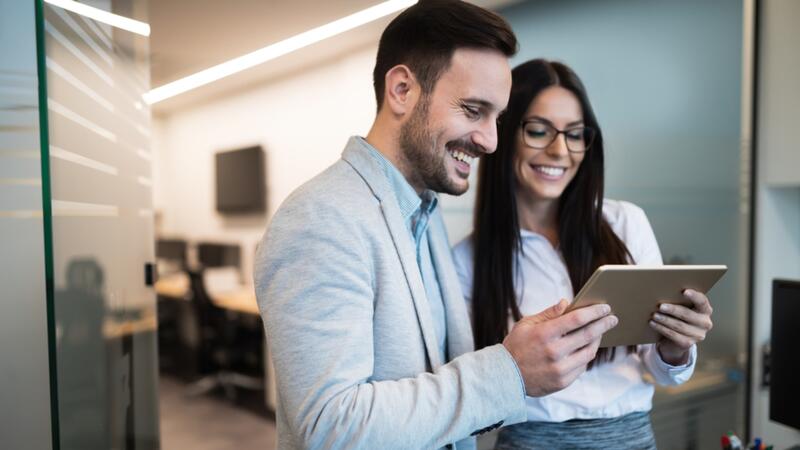 4 نصائح اعتمد عليها عند الارتباط بزميلتك في العمل البوابة