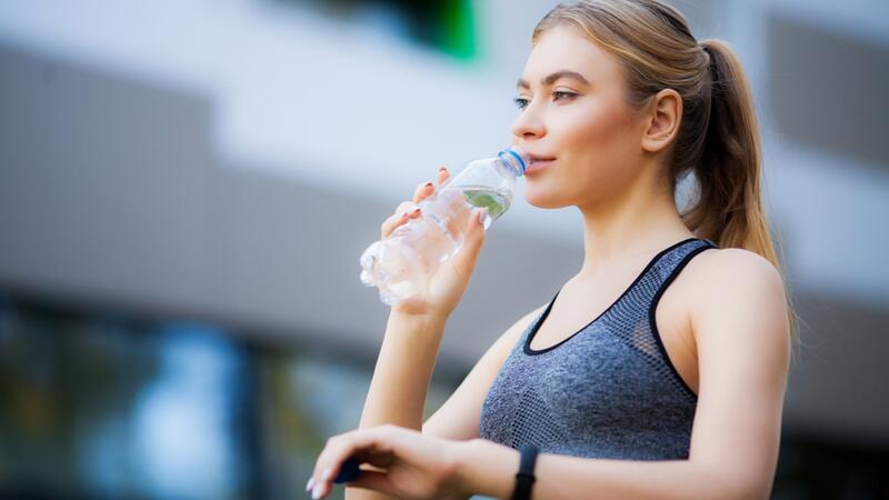 هل ي ساعد تناول كوب من الماء الساخن قبل