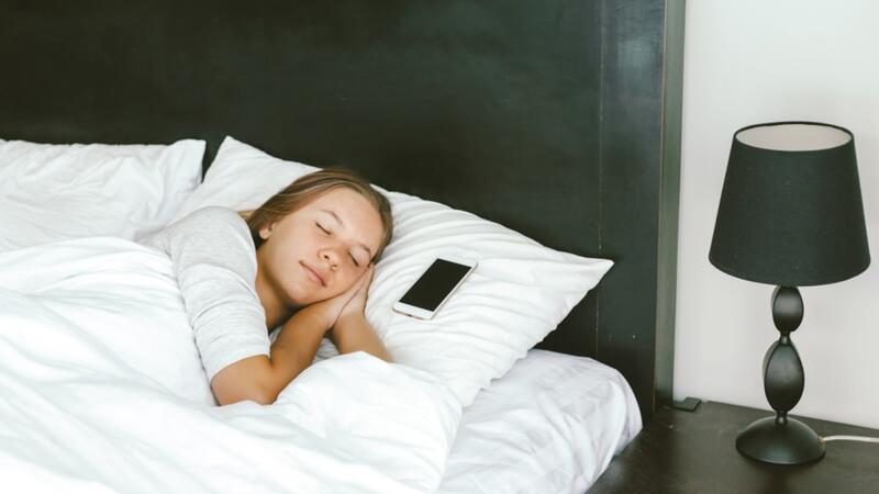 أهم الآثار السلبية لوضع الهاتف بجانبك