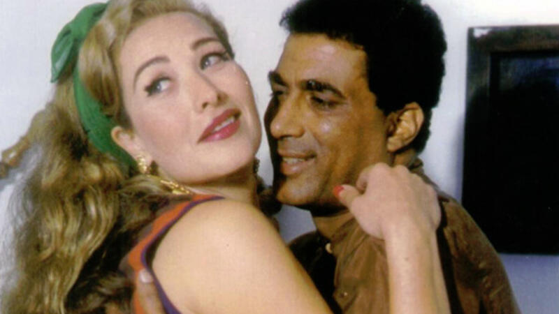 صور نادرة للفنان الراحل أحمد زكي في فترة مرضه وبجانبه الفنانة السورية رغدة شاهدوا البوابة
