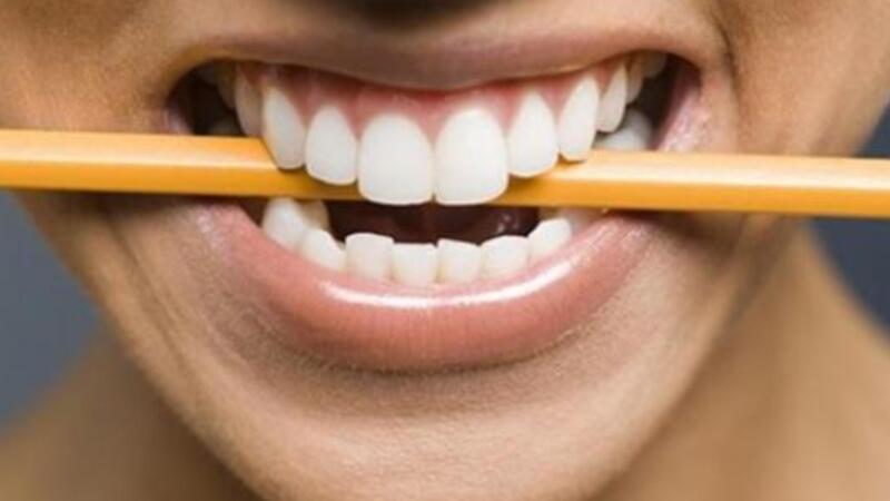 أسباب صرير الأسنان أثناء النوم البوابة