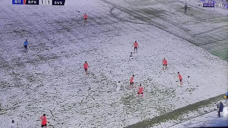Snow And White T Shirts Turkish Football Team Becomes Invisible During Match Al Bawaba