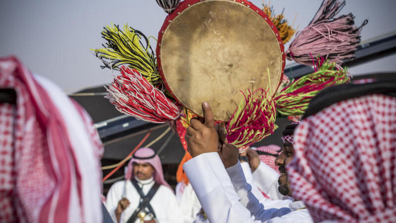 فتاة تقتحم مسرح ا لترقص العرضة في السعودية ورد فعل سريع من المسؤولين البوابة