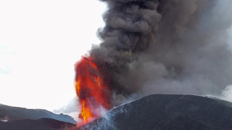 The Cumbre Vieja Volcano Covers The Sky With Ash, All Flights ...