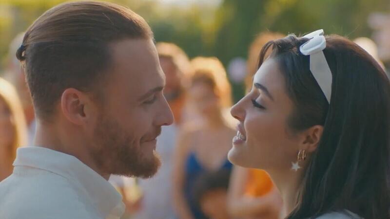 A New Book About Kerem Bürsin and Hande Erçel's Sen Çal Kapımı