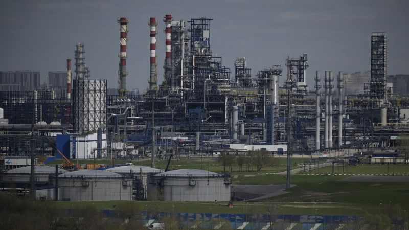 Ukraine Drones Hit Moscow Refinery Twice This Week; Zelenskyy Responds | Quick Digest