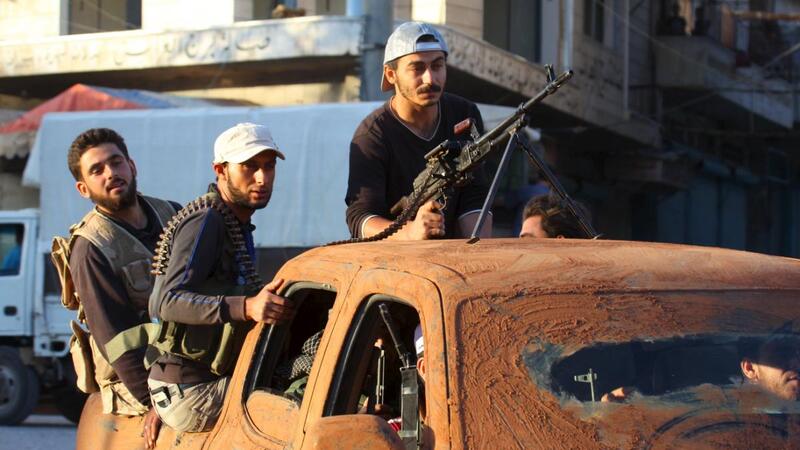 Islamist fighters from Nusra Front travel through the northwestern town of Ariha, May 29, 2015. (AFP/File)