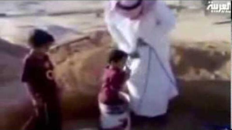 بالفيديو بعد قصة لمى الروقي اب يحاول انزال ابنه بالبير يثير الجدل البوابة