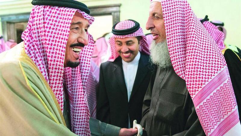 مفتي السعودية يحرم التظاهر ضد الحكومة والقرني يعتبره مرفوضا البوابة