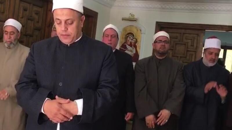 مصر.. أزهريون يؤدون الصلاة داخل كنيسة (صورة) | البوابة