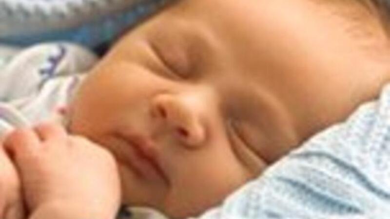 طريقة نوم الطفل الرضيع قد لا تؤث ر على