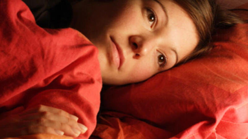 قلة النوم تسبب الصداع وطنين الأذن