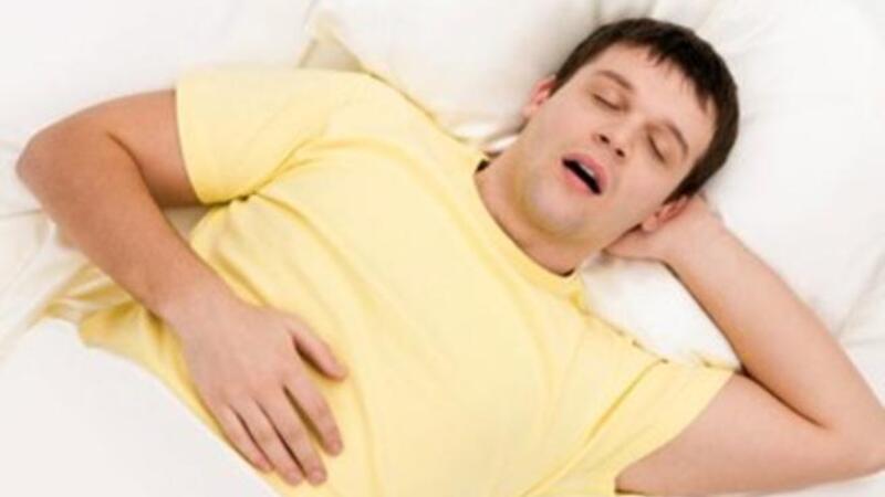 ما سبب جفاف الفم في الليل وكيف تتغلب