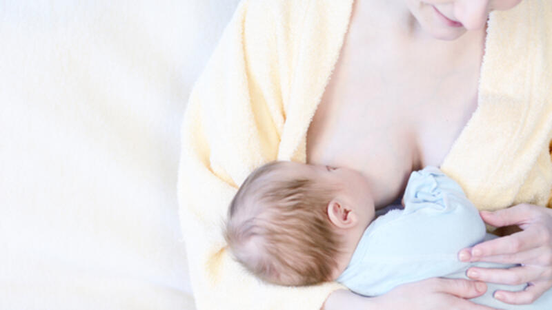 3 طرق لتعويد الطفل على الرضاعة الطبيعي ة البوابة