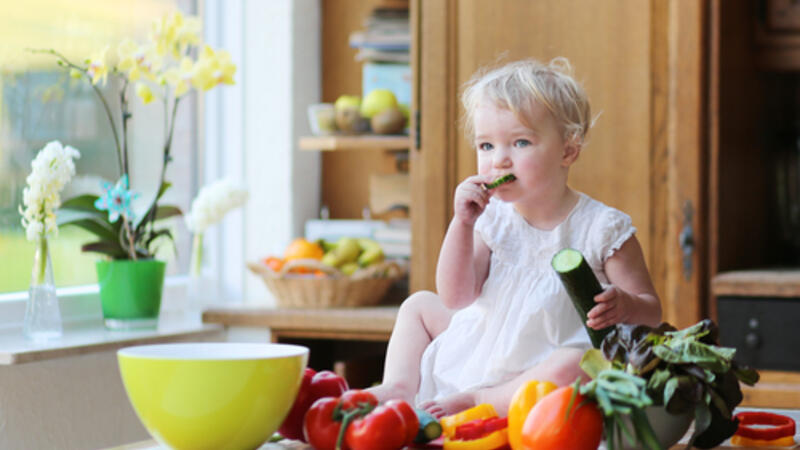 10 أطعمة تساعد طفلك على نوم هادئ وهانئ البوابة