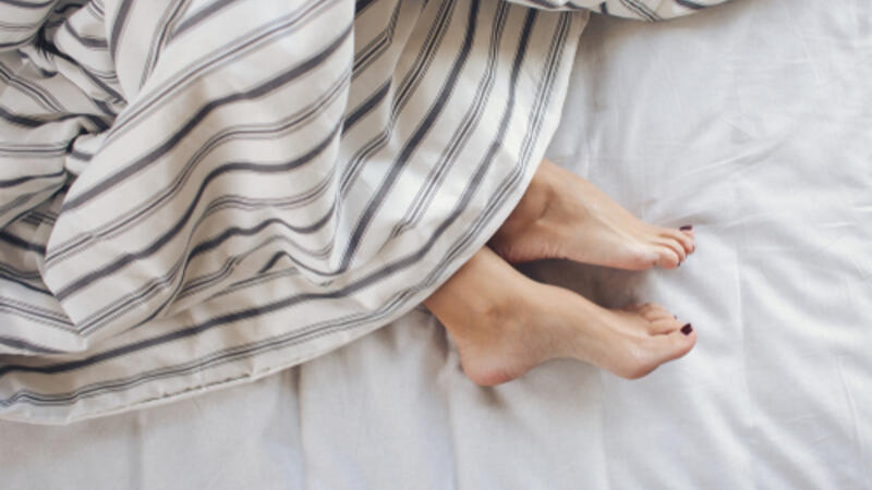 ما السر وراء خروج قدميك أو إحداهما من تحت الغطاء أثناء النوم البوابة