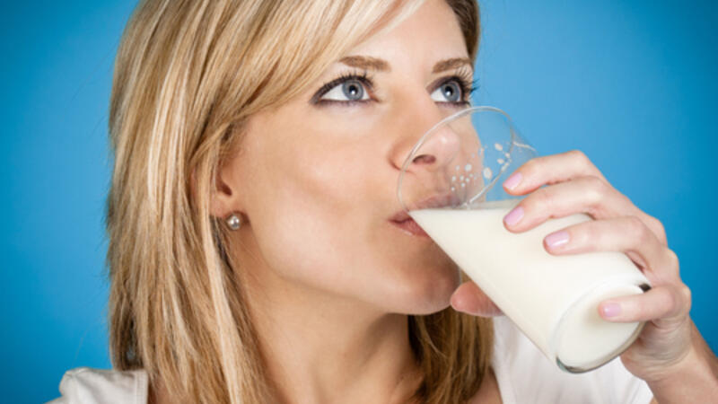 4 مشروبات طبيعية لتجعلي شعرك يبدو أكثر