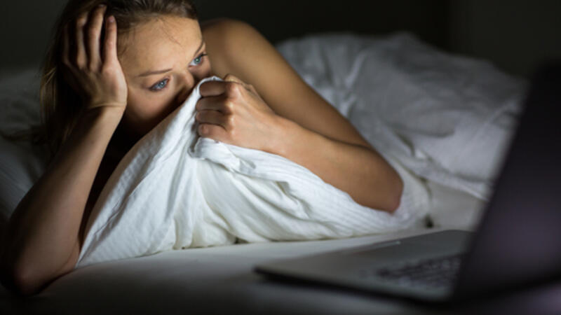 البكاء قبل النوم الأسباب والأضرار