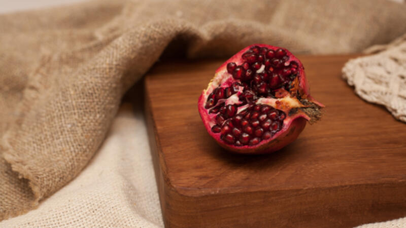 كيفية إزالة بقع الرمان العنيدة عن الملابس البوابة