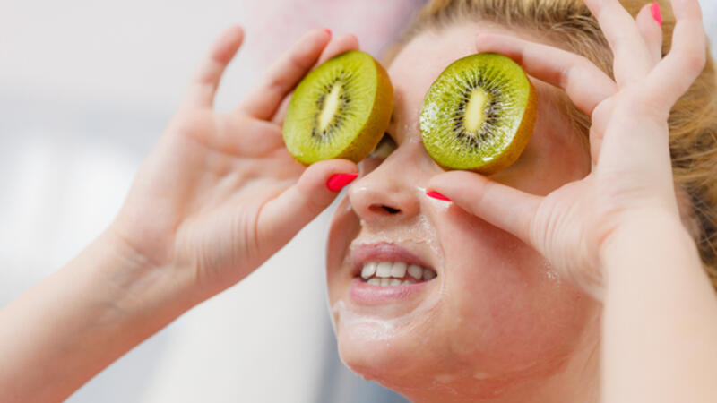 فوائد الكيوي للبشرة الدهني ة البوابة