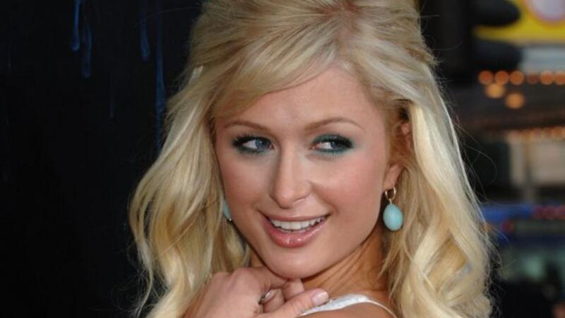 قبلة ساخنة تجمع باريس هيلتون وشابًا مجهولًا على شاطئ ...