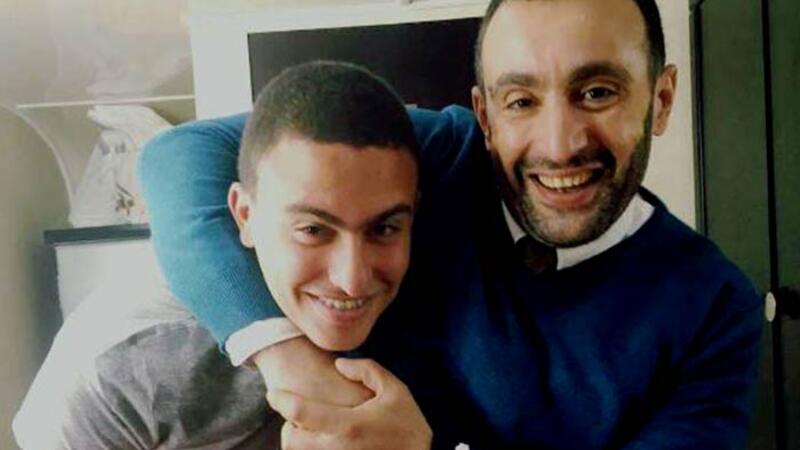 نجل أحمد السقا ينشر صورة عائلية بمناسبة عيد ميلاد والدته يكشف فيها عن شقيقته البوابة