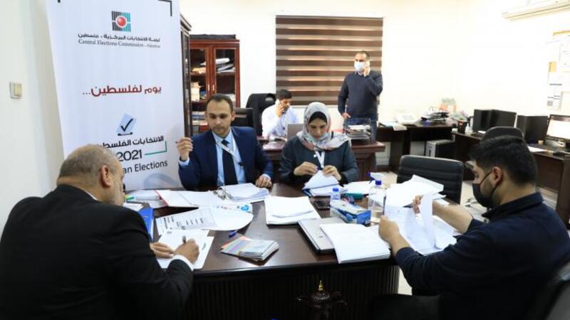 لجنة الانتخابات تستقبل القوائم المرشحة بغزة