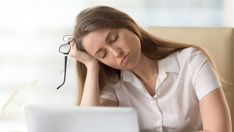 النوم القهري الأسباب الأعراض العلاج البوابة