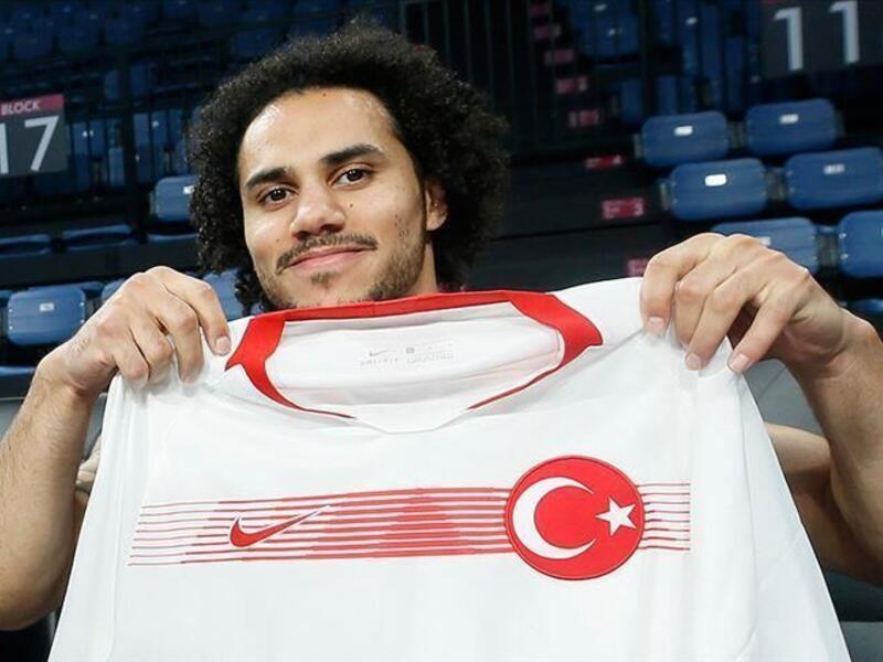 Acquiring Turkish citizenship recently, Anadolu Efes point guard Larkin to miss Turkey debut amid injury problem (Photo: AA)