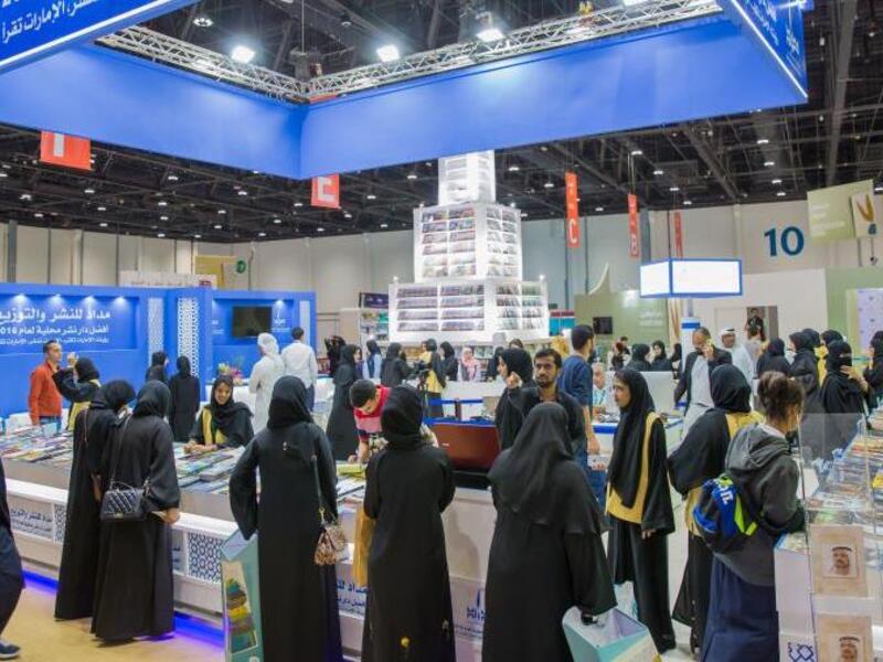 زوار معرض أبوظبي للكتاب في سنوات سابقة. (المصدر: https://adbookfair.com/ar)