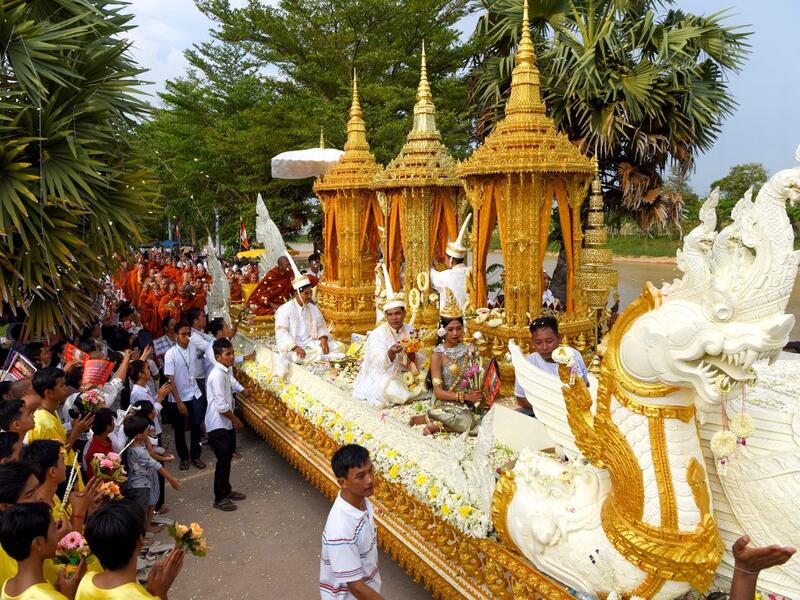 Cambodian people throw to a dragon float during the Visak Bochea Buddhist celebration at a pagoda in Phnom Penh on May 18, 2019. TANG CHHIN Sothy / AFP