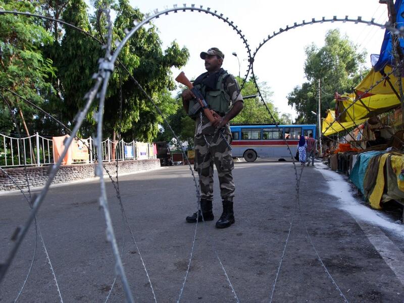 A security personnel stands guard at a roadblock as the country celebrates it's 73rd Independence Day, which marks the of the end of British colonial rule, in Jammu on August 15, 2019. (Rakesh BAKSHI / AFP)