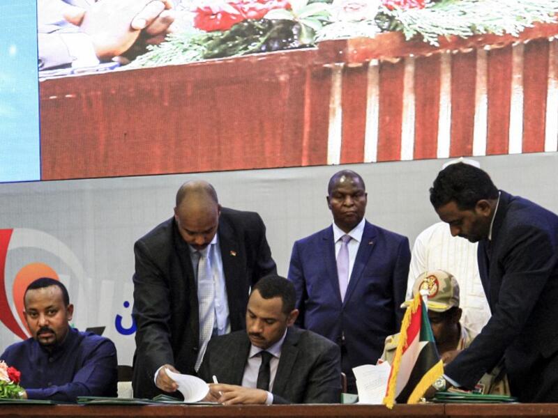 Sudan Army and opposition leader have sign documents during a ceremony to sign a "constitutional declaration" that paves the way for a Sudanese transition to civilian rule, in the capital Khartoum on August 17, 2019. (AFP)