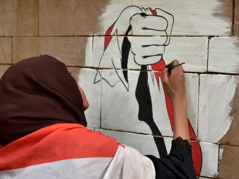 A Sudanese artist paints a mural on a wall in the capital Khartoum on August 22, 2019. (Ahmed Mustafa / AFP)