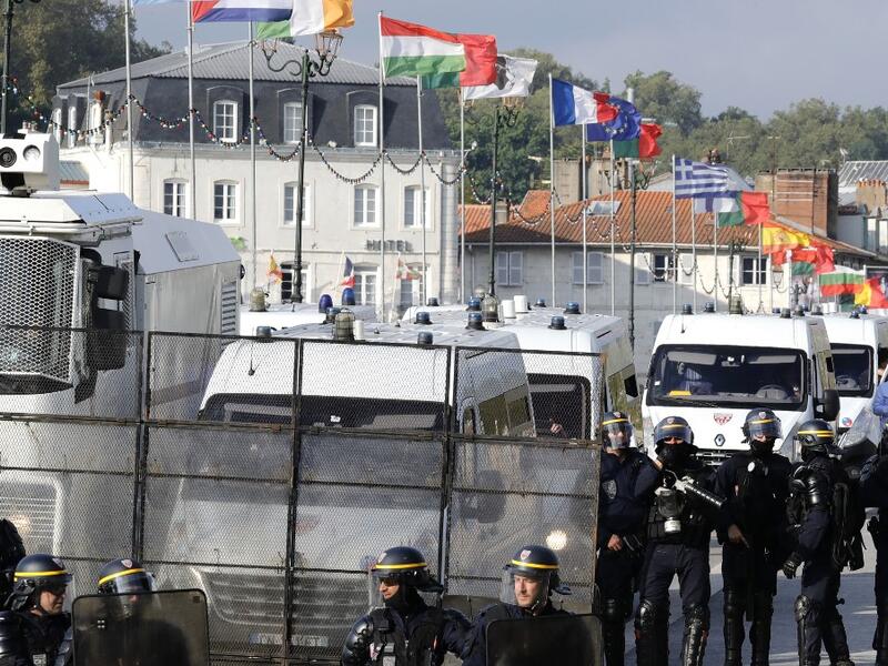 More than 9,000 anti-G7 protesters joined a mass march across the French-Spanish border as world leaders arrived for a summit in Biarritz just hours after activists clashed with police. Thomas SAMSON / AFP