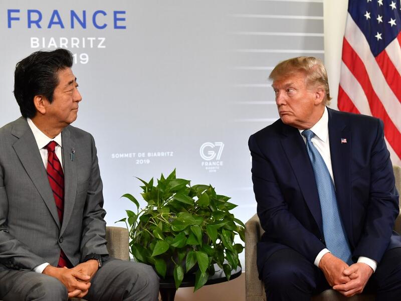 Japan's Prime Minister Shinzo Abe (L) and US President Donald Trump look at each other during a bilateral meeting on the sidelines of the G7 summit in Biarritz, south-west France on August 25, 2019. (AFP/ File Photo)
