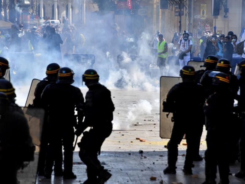 Protesters face French anti-riot police officers during an anti-government demonstration called by the "Yellow Vests" (Gilets Jaunes) movement on September 7, 2019 in Montpellier, southern France. Pascal GUYOT / AFP