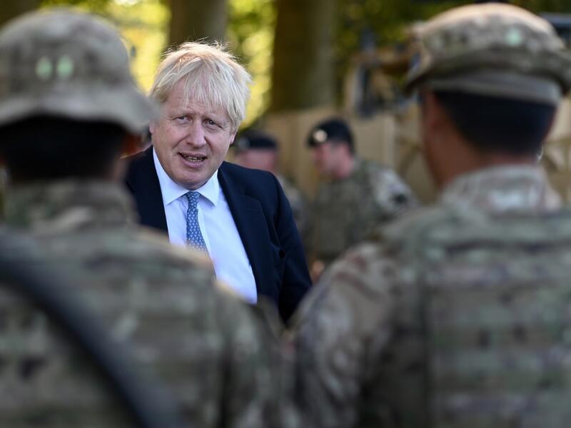 Britain's Prime Minister Boris Johnson (C) chats to Ghurkas during a visit to military personnel on Salisbury plain training area near Salisbury, southwest England on September 19, 2019. (Ben STANSALL / AFP / POOL)
