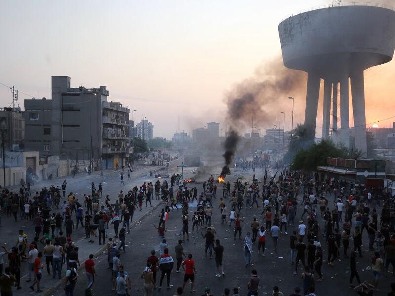 Iraqi protesters gather during a demonstration against state corruption, failing public services and unemployment at Tayaran square in Baghdad on October 2, 2019. Iraq's president and the United Nations urged security forces to show restraint after two protesters were killed in clashes with police that other top officials blamed on "infiltrators." AHMAD AL-RUBAYE / AFP