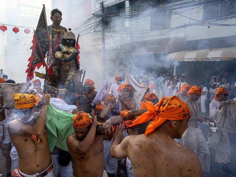 The festival begins on the first evening of the ninth lunar month and lasts for nine days, with many religious devotees slashing themselves with swords, piercing their cheeks with sharp objects and committing other painful acts to purify themselves, taking on the sins of the community. Mladen ANTONOV / AFP