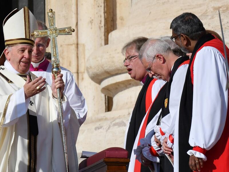 Pope Francis (L) arrives to celebrate the Canonization Mass for English John Henry Newman, Italian Giuseppina Vannini, Indian Maria Teresa Chiramel Mankidiyan, Brazilian Dulce Lopes Pontes, and Swiss Margarita Bays on October 13, 2019 In Saint Peter's square at the Vatican. (Alberto PIZZOLI / AFP)